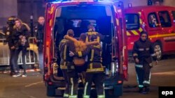 Эвакуация раненых со Стадиона Франции в Париже