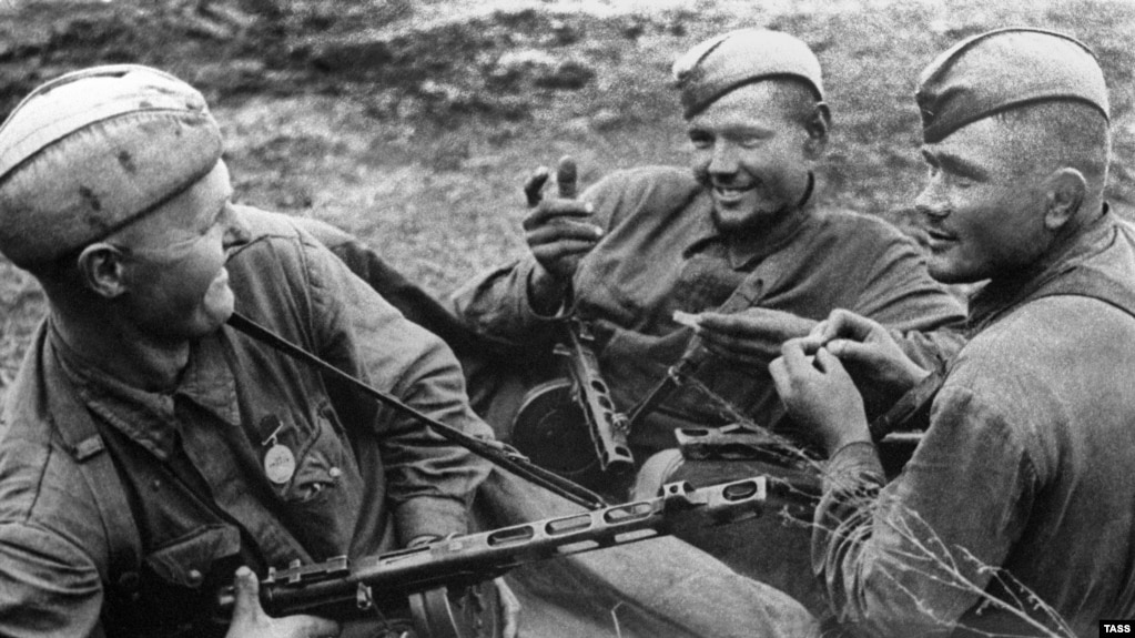 Солдаты Народного комиссариата внутренних дел СССР (НКВД) в перерыве между боями 