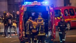 Փրկարարները դեպքի վայրից էվակուացնում են վիրավորներին, Փարիզ, 13-ը նոյեմբերի, 2015թ.