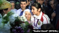 Tajikistan -- Tajik athlete Mavzuna Chorieva welcomed at the airport of Dushanbe city, 16Aug2012