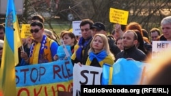 Мітинг у Празі проти військової агресії Росії щодо України