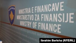 Ministarstvo finansija je omogućilo da za pomoć Vlade Kosova apliciraju strani studenti, odnosno svi oni koji studiraju na nekom od kosovskih fakulteta ali nisu državljani Kosova.