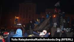 Снос памятника советскому лидеру Георгию Петровскому в Днепропетровске. 29 января 2016 года.