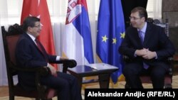 Српскиот премиер Александар Вучиќ со турскиот премиер Ахмет Давутоглу.