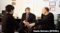 Virgil Margineanu (centru) şi Constantin Cheianu (dreapta), în dialog cu Iulian Ciocan