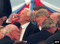 Борис Ельцин и Билл Клинтон во время приема в Кремле, 9 мая 1995 года