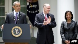 აშშ-ის პრეზიდენტი ბარაკ ობამა აცხადებს თავის გადაწყვეტილებას სიუზან რაისის დანიშვნის შესახებ (შუაში - ტომ დონილონი).