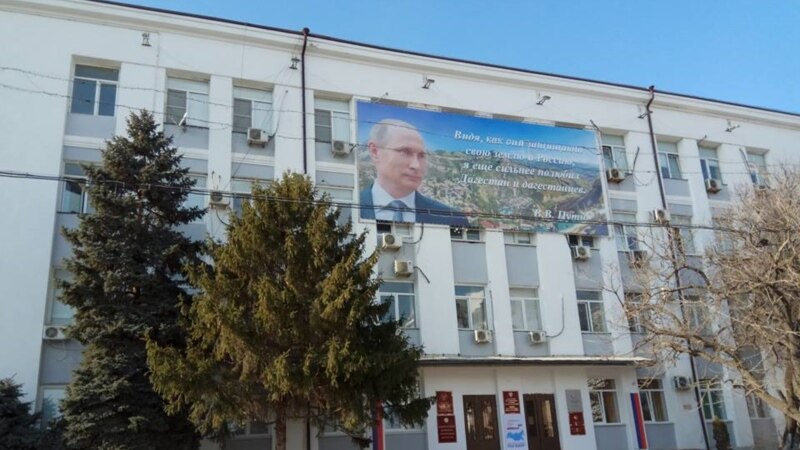 Дагестанский избирком не увидел агитации в баннере с Путиным