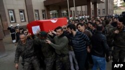 Сотрудники спецназа Турции несут гроб с телом сослуживца, убитого в ходе операции в турецком городе Диярбакыр, 26 октября 2015 года.