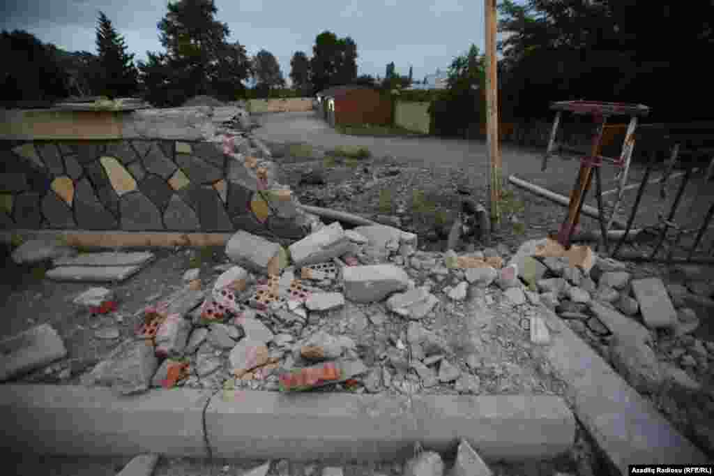 Oštećeni putevi i kuće u azerbejdžanskom gradu Tartar.