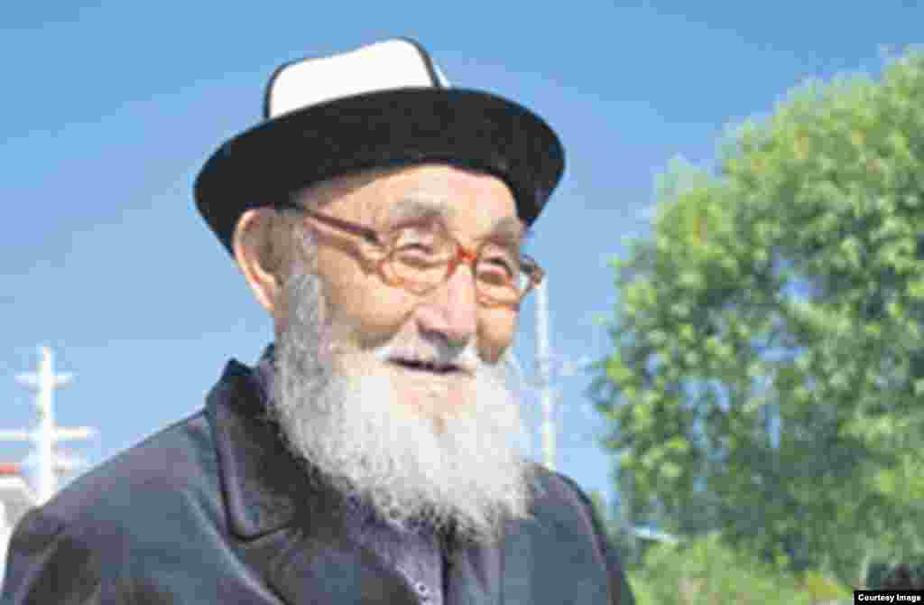 В Кыргызстане умер сказитель эпоса «Манаса» Жусуп Мамай в возрасте 96 лет. 2 июня состоялись его похороны.