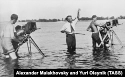 Режиссер Александр Довженко (в центре) на съемках кинофильма "Иван", 1932 год