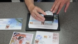 Процесс памятного гашения марки на конвертах и открытках