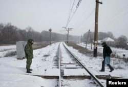 Проросійський бойовик та місцевий житель на відтинку залізниці в районі Вуглегірська, за 10 км від Дебальцева