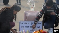 Индијци палат свеќа за починатата студентка.