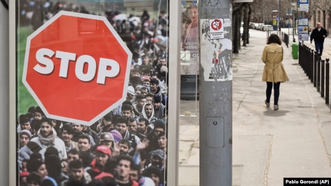 Një bilbord kundër migrantëve është vendosur nga Qeveria hungareze në rrugët e Budapestit. 4 prill, 2018.