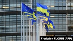 Zastave EU i Ukrajine ispred zgrade Evropskog parlamenta u Strazburu, 7. mart 2022.