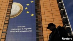 Poster sa novčićem eura na zgradi sjedišta Evropske komisije u Briselu, decembar 2011. - ilustracija