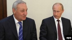 Liderul abhaz Sergei Bagapsh și premierul rus Vladimir Putin la Suhumi