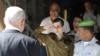 На военной базе Тель-Ноф Гилада Шалита встречал израильский премьер-министр Биньямин Нетаньяху (слева). 18 октября 2011 года