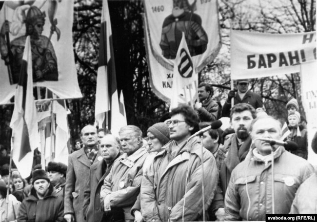 Ля помніка Янку Купалу -- Зянон Пазьняк, Радзім Гарэцкі, Васіль Быкаў, Галіна Сямдзянава, Валянцін Голубеў, Сяргей Навумчык, Уладзімер Заблоцкі.