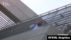 Тімур Міндіч на балконі в будівлі, де розміщений офіс Коломойського