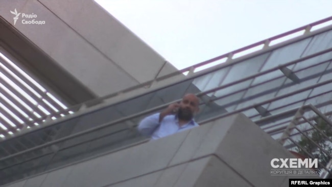 Тімур Міндіч на балконі в будівлі, де розміщений офіс Коломойського Тімур Міндіч на балконі в будівлі, де розміщений офіс Коломойського