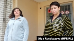 Елена Мошканова и Эльвира Радохина у пункта временного размещения в Хабаровске