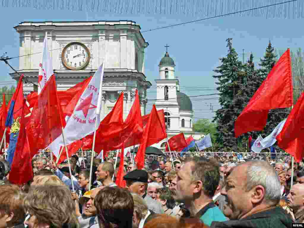 Stindardele și, în lipsă de sirenă, clopotnița