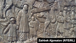 Бишкектин четиндеги "Ата-Бейит" мемориалы. 1916-жылдагы көтөрүлүштө жана Үркүндө курман болгондорго арналган эстеликтин бир бөлүгү. 