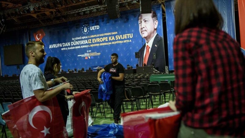 Erdogan Bosniýanyň paýtagtynda gapma-garşylykly üýşmeleň geçirýär