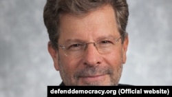 کلیفورد می، کارشناس امور ایران و بنیانگذار «بنیاد دفاع از دمکراسی ها»