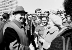 Noul secretar general al PCUS, Mihail Gorbaciov se întâlnește cu locuitori din Leningrad la 15 mai 1985