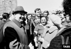 Встреча Михаила Горбачева с ленинградцами, 1985. При новом генсеке советская власть попыталась по-другому поговорить с народом