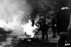 Пражани намагаються зупинити коктейлями молотова танки радянських окупантів. Чехословаччина, 21 серпня 1968 року