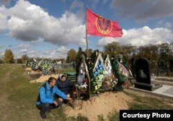 Николай и Людмила Рак на могиле своего сына Владислава
