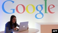 Сотрудник компании Google за работой в офисе в Сан-Франциско. Иллюстративное фото.