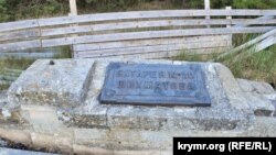 Часть мемориальной стенки с наименованием батареи на современном Историческом бульваре