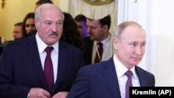 Президент Беларуси Александр Лукашенко и президент России Владимир Путин (справа) на саммите Евразийского экономического союза. Петербург, 20 декабря 2019 года.