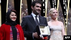 شهاب حسینی پس از دریافت جایزه بهترین بازیگر مرد