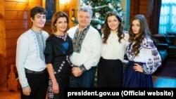 Петр Порошенко с супругой и детьми