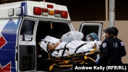 پرسنل درمانی در حال انتقال یک بیمار در بیمارستانی در نیویورک.