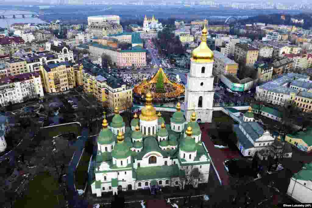Софійська площа під час різдвяно-новорічних свят. Київ, 25 грудня 2020 року. НА ЦЮ Ж ТЕМУ