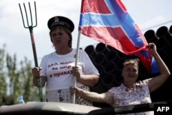 Женщины держат флаг так называемой Новороссии. Донецк, 24 августа 2014 года.