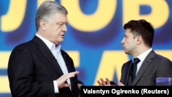 Петро Порошенко (ліворуч) і Володимир Зеленський на НСК «Олімпійський». Київ, 19 квітня 2019 року