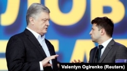 Петро Порошенко (ліворуч) і Володимир Зеленський на НСК «Олімпійський». Київ, 19 квітня 2019 року