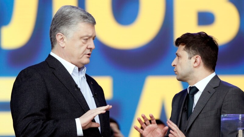 Candidații la președinția Ucrainei, Petro Poroșenko și Volodimir Zelenski, s-au confruntat într-o dezbatere electorală înaintea turului doi