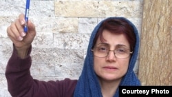 Human rights lawyer Nasrin Sotoudeh shows Charlie Hebdo solidarity.