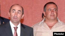 Экс-президент Армении Роберт Кочарян (слева) и лидер ППА Гагик Царукян
