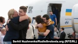 Родичі зустрічають кількох зі звільнених моряків на летовищі «Бориспіль», 7 вересня 2019 року